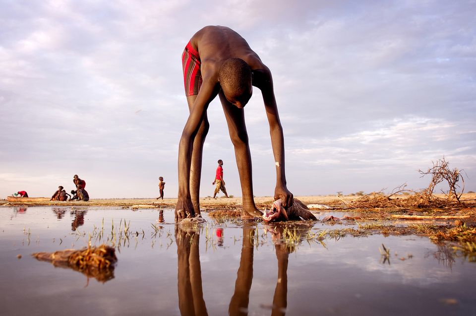Masîgirên Daasanachê Masîgirekî ciwan li peravên gola Turkana ya di navbera Etiyopya û Kenyayê de masîyekî ji xwe re paqij dike. Daasanach kabîleyeke li Kenyayê ye û di navbera 60 ehzar û 80 hezaran de endamên wê hene. Ev ji sedî 30 debara xwe bi masîgiri